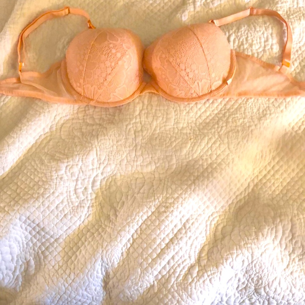 Victoria Secret. Lace bra. Like New!! Size 34DD